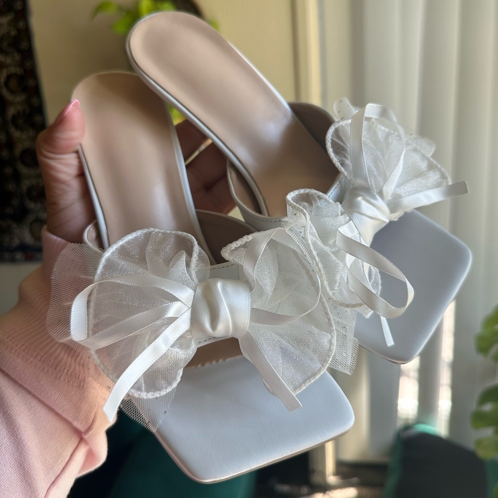 White slip on heeled sandals with bow